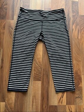 Athleta Woman’s Black and White Striped Cropped Leggings Size XL